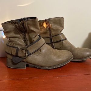 Size Us Womens 9, booties